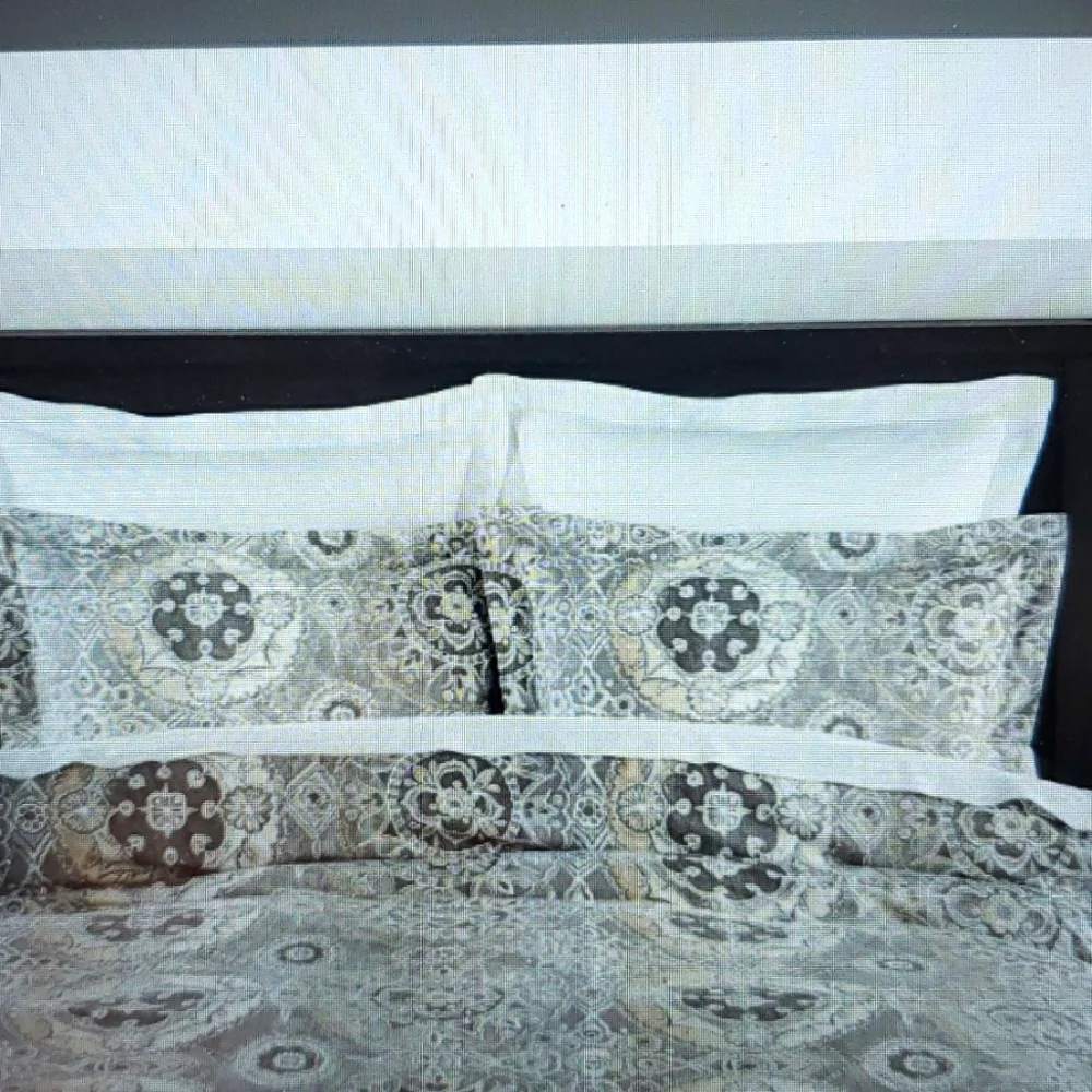 Pottery Barn NWOT Jacquelyn Medallion Sateen Standard Pillow Shams Set of 2